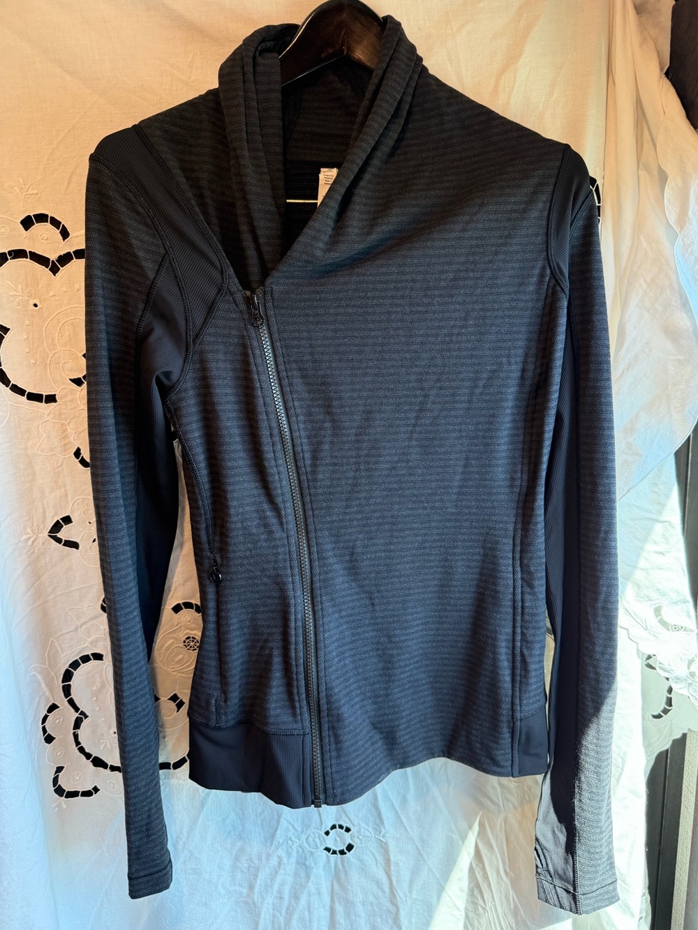 NWT lululemon Bhakti Yoga Jacket Size 8 Black Luon Luxtreme Thumbholes